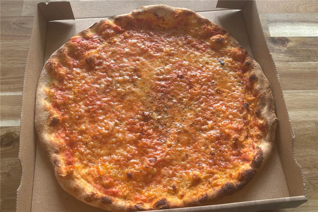 Zwischen Pizza und indischen Speisen: Il Rustico überzeugt im Test Eine Pizza Margherita liegt in einem Pizzakarton.
