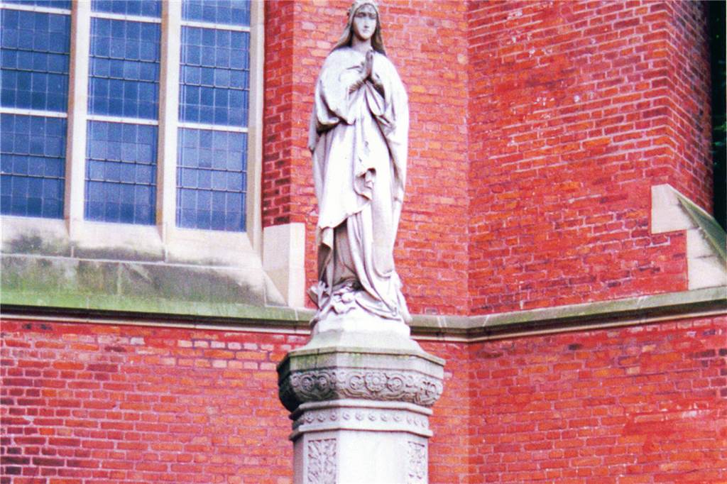 Altes Handwerk im Wandel - Der Steinmetz fertigt jetzt auch QR-Codes Die Mariensäule an der Sixtuskirche von 1914