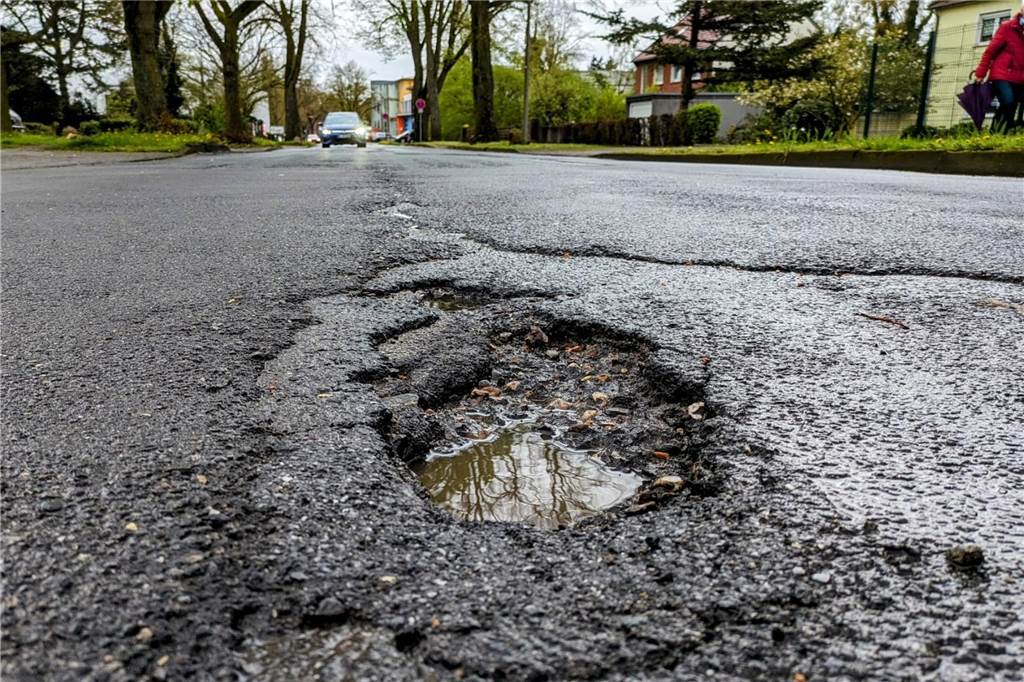 Gehwege, Radstreifen, Parkplätze: Marienstraße wird in 2025 saniert Ein Schlagloch