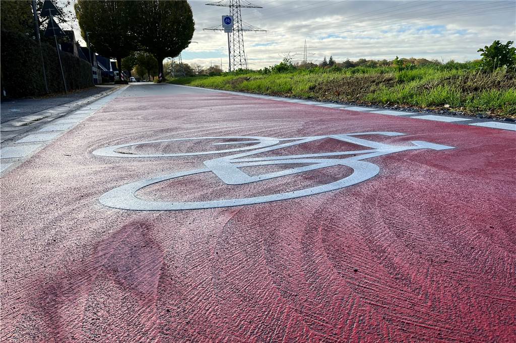 Fahrradstraße eingeweiht: Stadt und ADFC begrüßen Signal Die Markierungen auf der neuen Fahrradstraße.