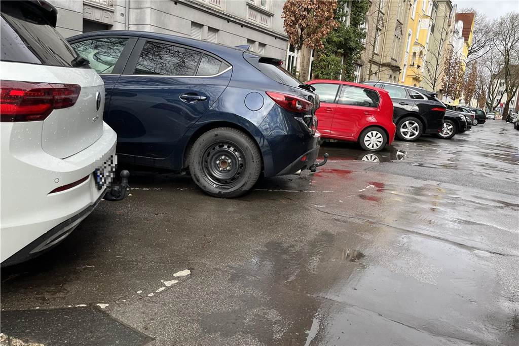 Die verwitterten Markierungen der Parkboxen auf der Liebigstraße.