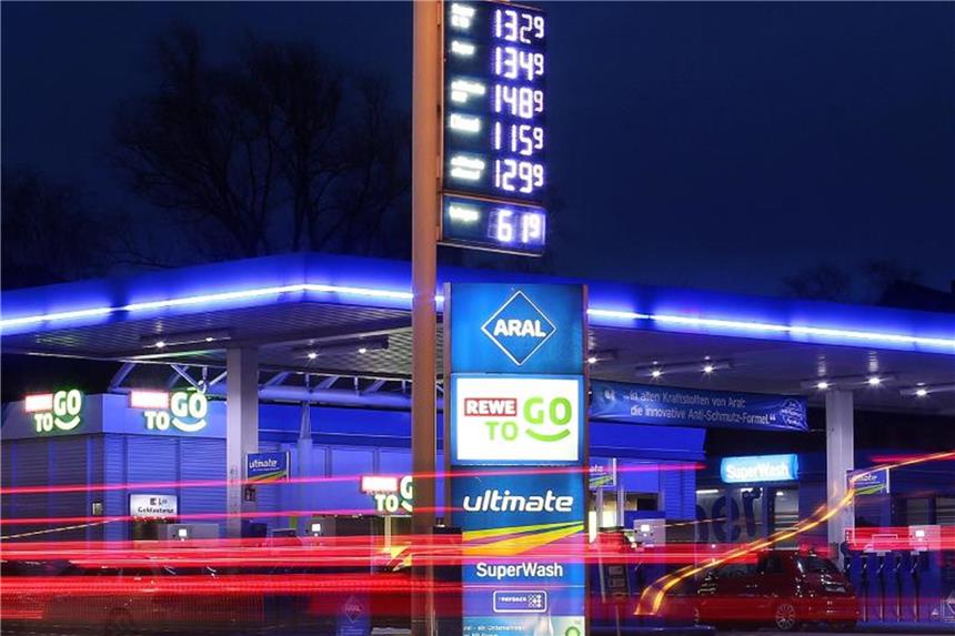 Preiskampf an der Zapfsäule: Bis zu 30 Cent Unterschied Die Markttransparenzstelle für Kraftstoffe wertet jeden Tag Preisdaten von rund 14.750 Tankstellen aus. Foto: Ina Fassbender