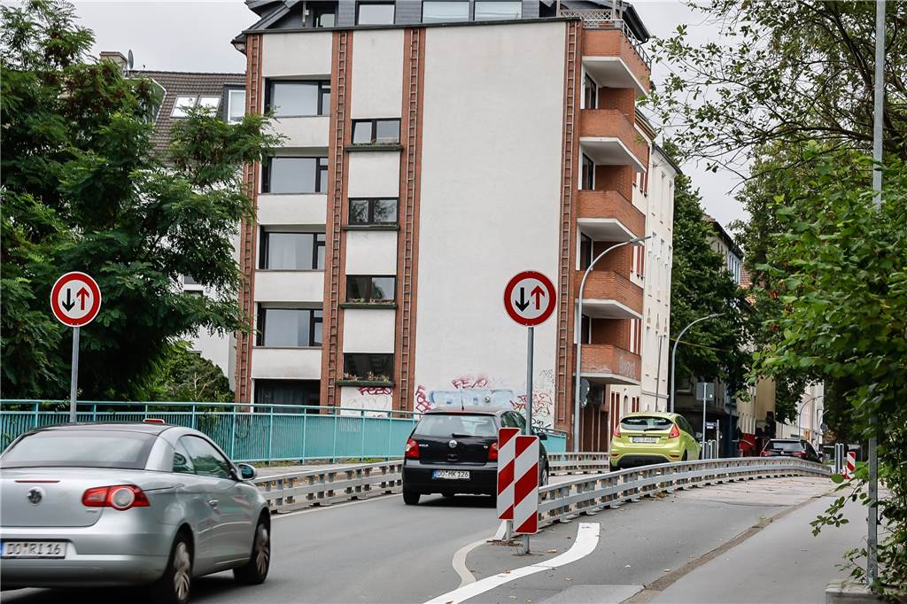 Lkw im Kreuzviertel: Für Anwohner könnte es bald noch schlimmer werden Die marode Brücke an der Lange Straße, aktuell nur einspurig befahrbar, ist für viele Bürger der Quell allen Übels.