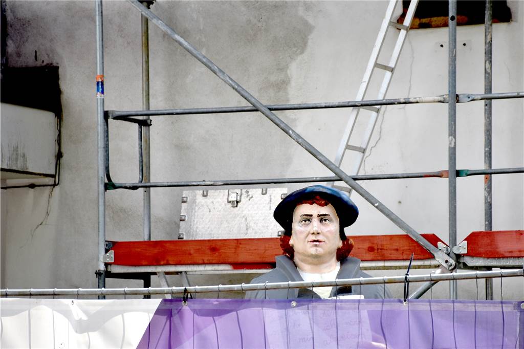Fenster, Lampen, Heizung, Anstrich: Christuskirche wird aufwendig saniert Die Martin-Luther-Figur vor der Christuskirche geht aktuell zwischen Baugerüst und Bauzaun etwas unter. Bis September sollen die Sanierungen abgeschlossen sein. Die Gottesdienste finden bis dahin im Dorothee-Sölle-Haus statt.