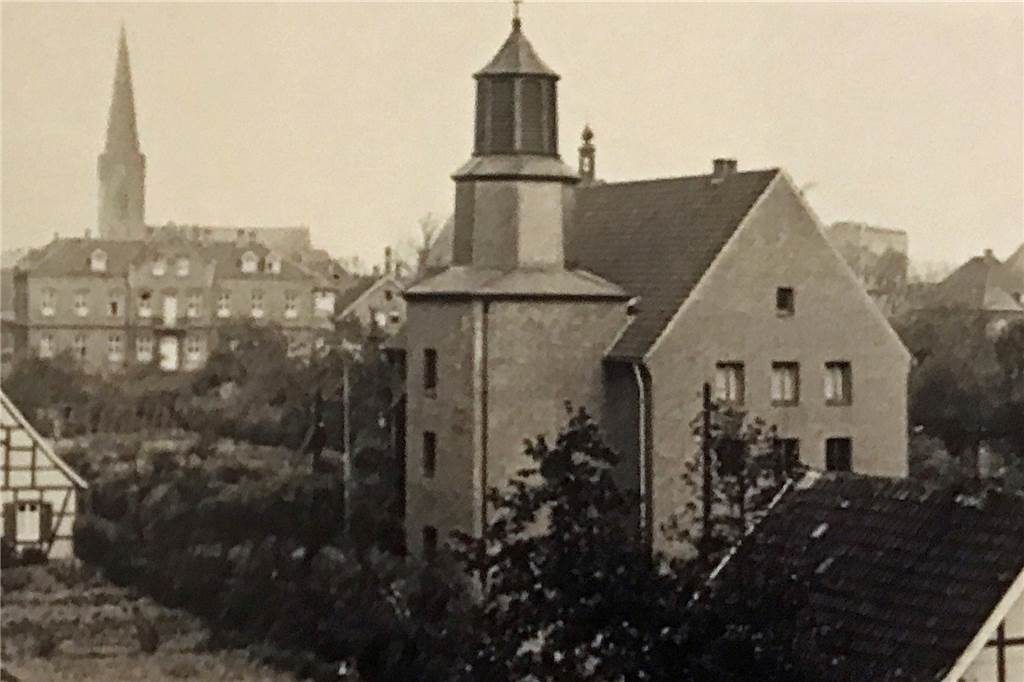 Die Martin-Luther-Kirche wurde 1904 aus Zechensteinen fertiggestellt. Im Hintergrund ist noch das ehemalige Krankenhaus am Schüttenwall zu sehen.