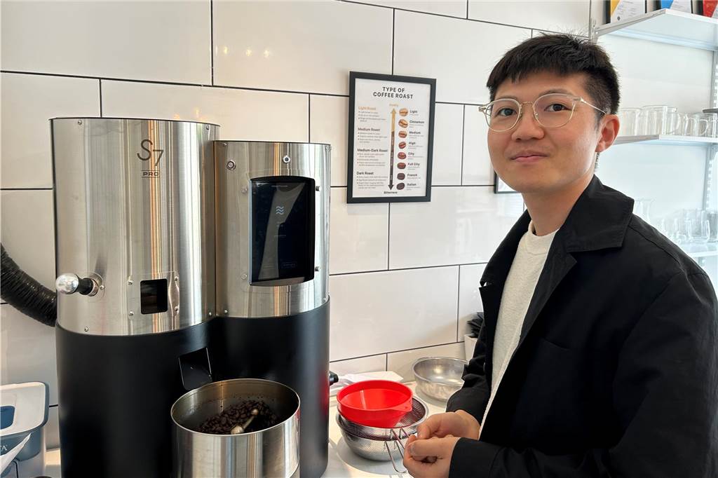 Hyeonjin Kim steht vor der 30.000 Euro teuren Röstmaschine.