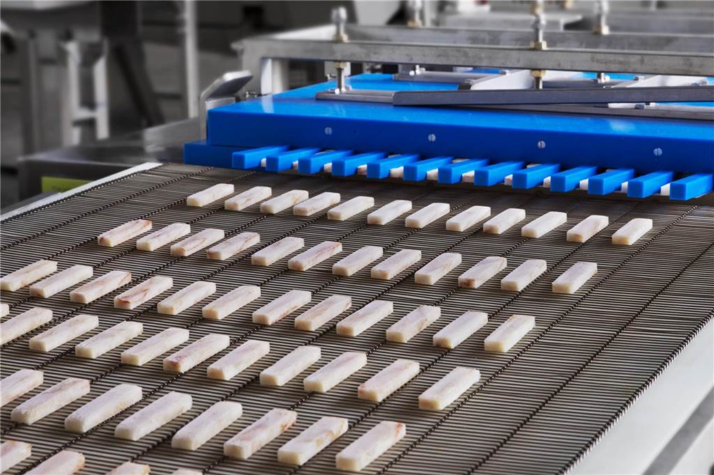 Haltener Maschinen produzieren Milliarden von Fischstäbchen Die Maschinen von Nienstedt produzieren Milliarden von Fischstäbchen.