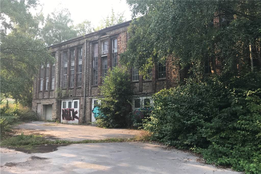 Wandern im Ruhrgebiet - unser Tipp für eine vierstündige Route Die Maschinenhalle der Zeche Klosterbusch liegt im Dornröschenschlaf.