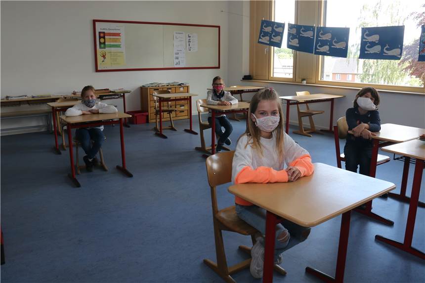So starten Werner Schulen: „Corona bestimmt weiter unseren Schul-Alltag“ Die Maske gehört zum (Schul-)Alltag dazu: Mit einem Sicherheitsabstand und Mund-Nasen-Schutz sitzen die Schüler an ihren Plätzen (v.l.): Sophia, Maya, Stella und Maxi aus der Wiehagenschule dürfen nur an ihren Plätzen die Mund-Nasen-Schutzmasken absetzen. Für die Schüler der weiterführenden Schulen gilt hingegen die Maskenpflicht auch während des Unterrichts.