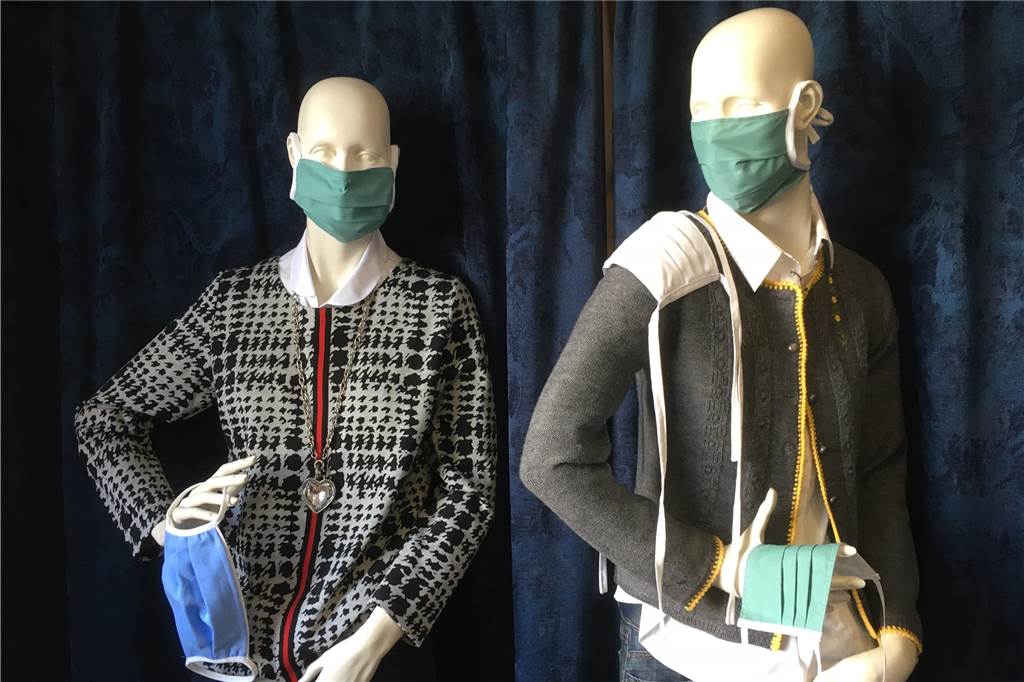 Overkämping setzt in der Krise auf die Karte Maskenproduktion Die Masken aus Baumwolle gibt es in verschiedenen Farben – zum Binden oder mit elatischem Band aus Elasthan.