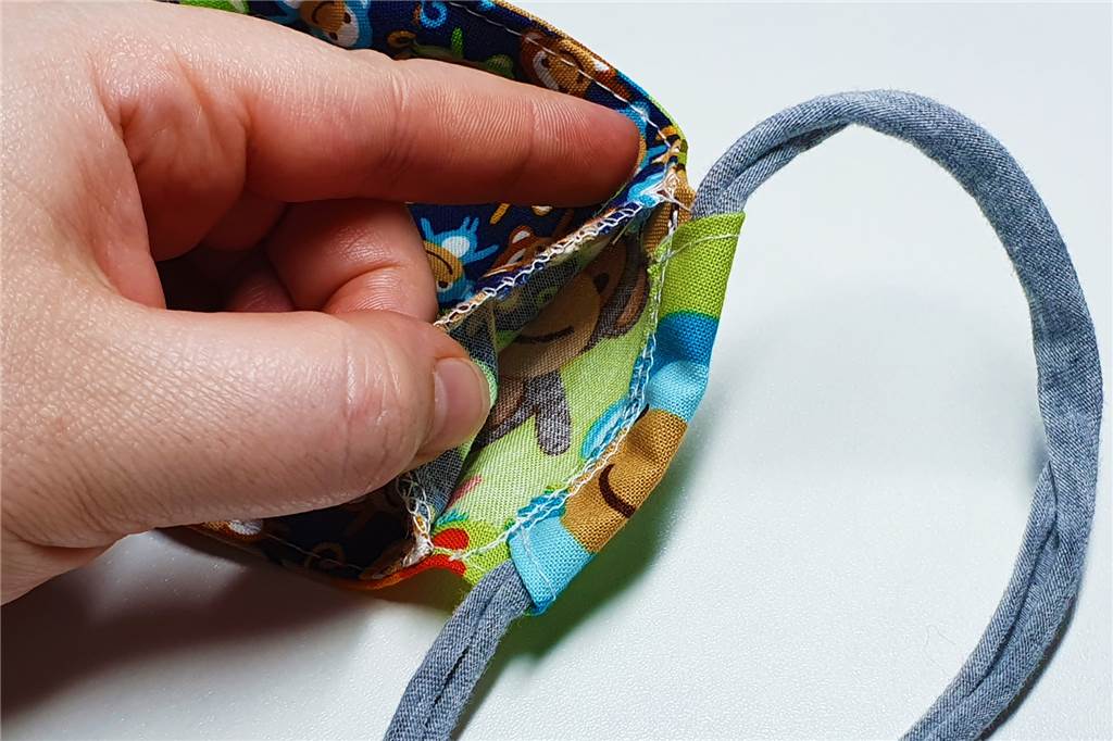Maßschneiderin näht in der Corona-Krise schöne Mund-Nasen-Masken Die Masken haben zwei Schichten, dazwischen passt ein Filter.