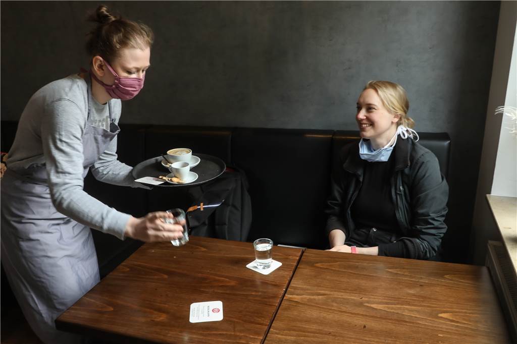 Strenge Regeln, große Emotionen: So war der erste Café-Besuch nach dem Shutdown Die Maskenpflicht endet für Gäste, wenn sie am Tisch sitzen. Für das Servicepersonal gilt sie durchgehend.
