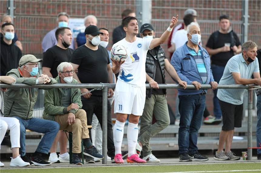 Corona im Amateurfußball: Verband attackiert Landesregierung - „Nicht mehr nachvollziehbar“ Die Maskenpflicht für Zuschauer gilt in einigen Bundesländern auch im Freien bei Amateurfußball-Spielen.