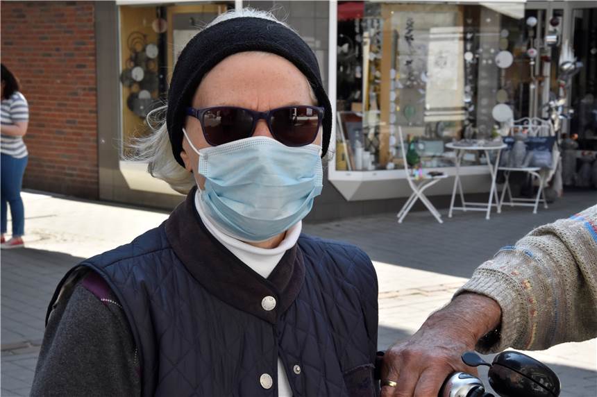 Die Maskenpflicht ist in Werne angekommen. In der Innenstadt waren am Montag unzählige Masken zu sehen.
