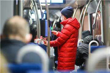 Die Maskenpflicht soll verschärft werden. Dann darf man nur mit einer medizinischen Maske in Busse und Bahnen (Symbolbild).