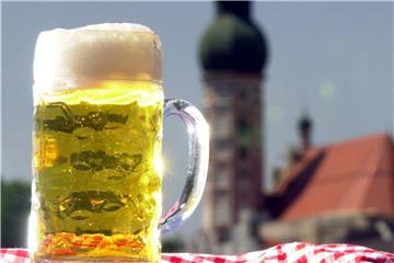 Die Maß Bier sollte man bei Hitze besser mit Bedacht trinken. Sonst steigt sie sehr schnell zu Kopf. Foto: Peter Kneffel