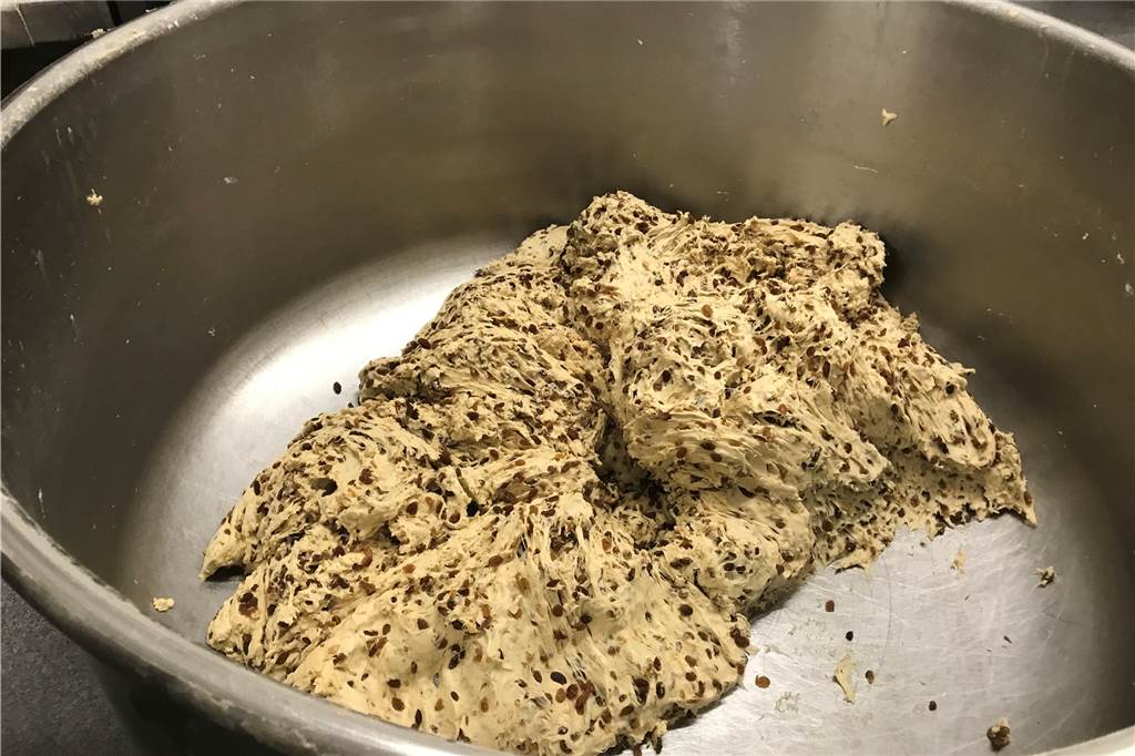 Bäckerei Kanne verrät Rezept und Tipps für den perfekten Christstollen Die Masse an Teig für die Stollen der Bäckerei Kanne ist natürlich deutlich größer als in privaten Haushalten.