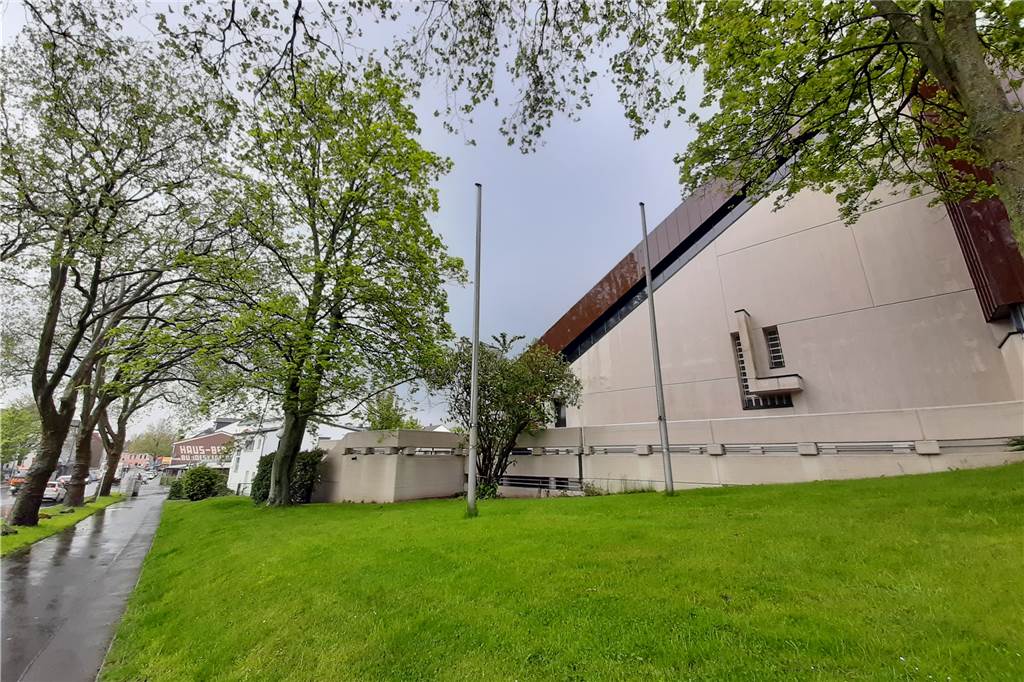 Regenbogenfahne heruntergerissen: „Verzweiflungstat eines Super-Katholiken?“ Die Masten an der Kirche sind leer.