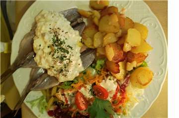 Die Matjesfilets mit Salat und Bratkartoffeln sind butterzart.