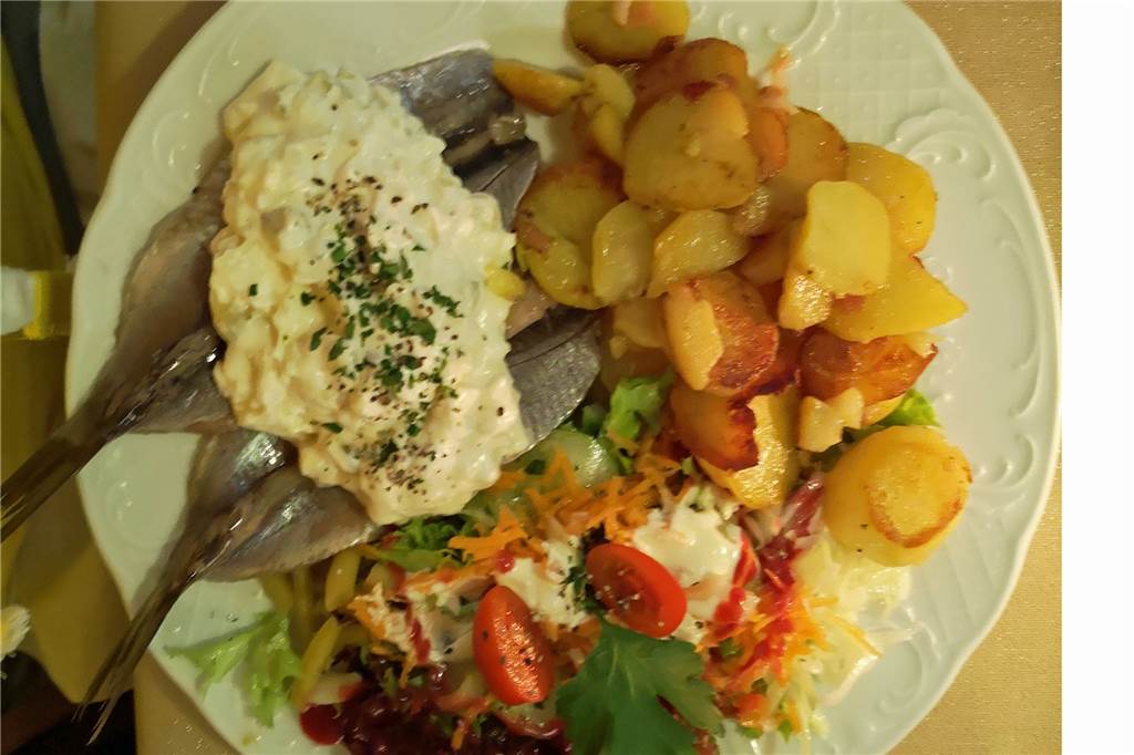 Im Restaurant Zum Yachthafen treffen sich Ausflügler im maritimen Flair Die Matjesfilets mit Salat und Bratkartoffeln sind butterzart.