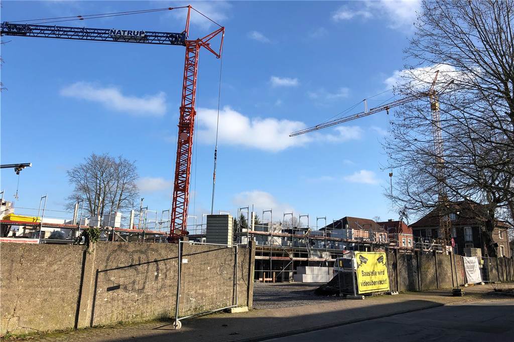 Neubauten an der Seilandstraße: Gute Bedingungen fördern Baufortschritt Die Mauer um das Grundstück steht nur noch zum Teil.