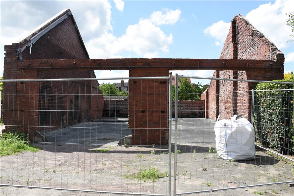 Hullerner Asbest-Scheune: Schaden deutlich höher als zunächst angenommen Die Mauern der Scheune müssen nun abgerissen werden.
