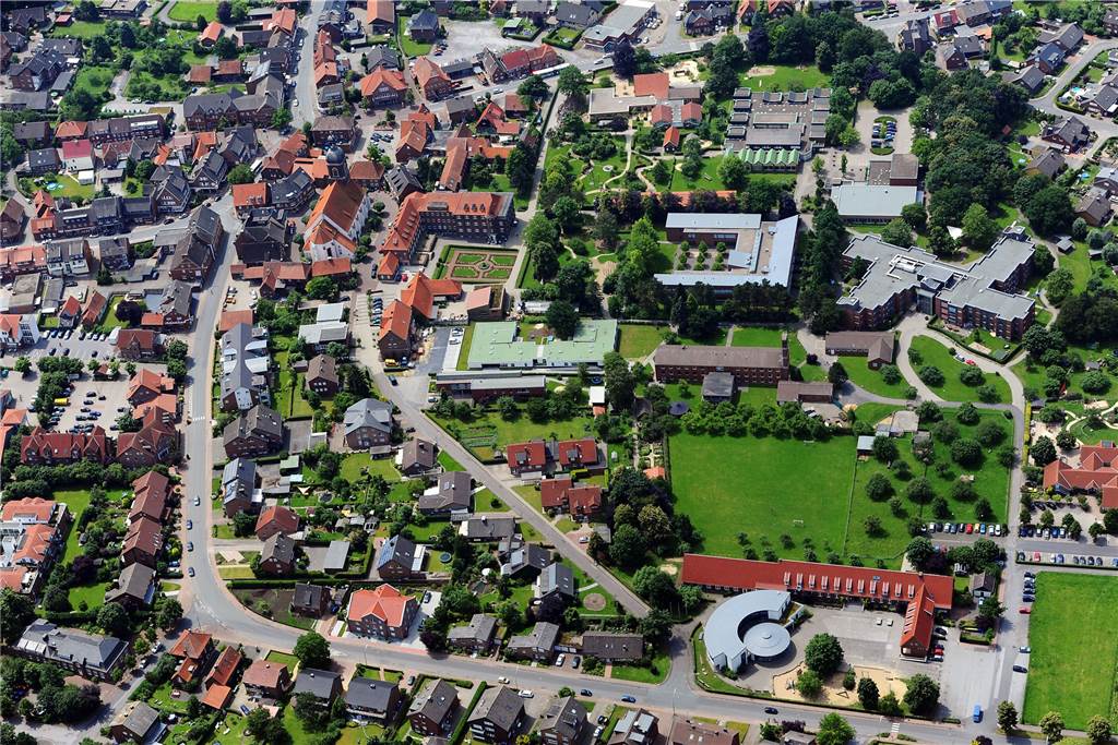 Recht auf Ganztagsplatz ab 2026 in Nordkirchen: Da könnte was zusammenwachsen Die Mauritius-Grundschule (unten rechts) und die Maximilian-Kolbe-Schule (oben rechts) haben Raumbedarf.