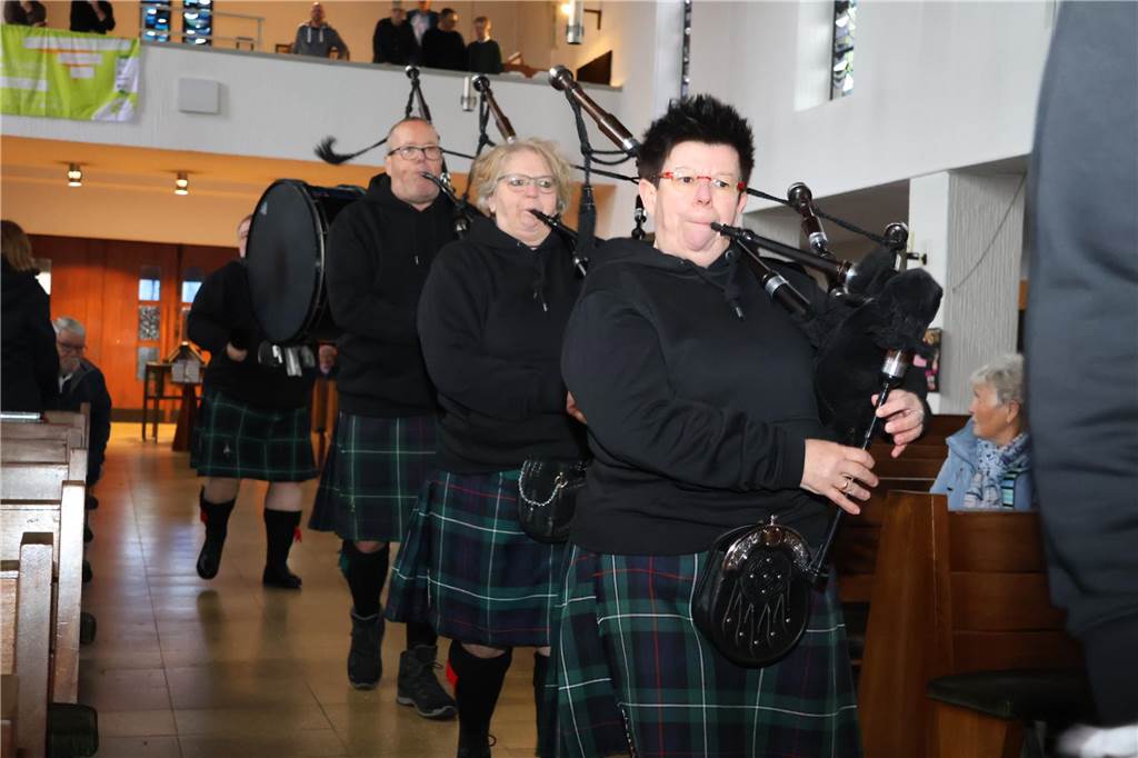 72-Stunden-Aktion: Jugendliche machten die Welt ein Stückchen besser Die Mc Bricht Greeland Pipes & Drums zeigten in St. Josef, dass man auf dem ungewöhnlichen Holzblasinstument nicht nur schottische Weisen spielen kann.