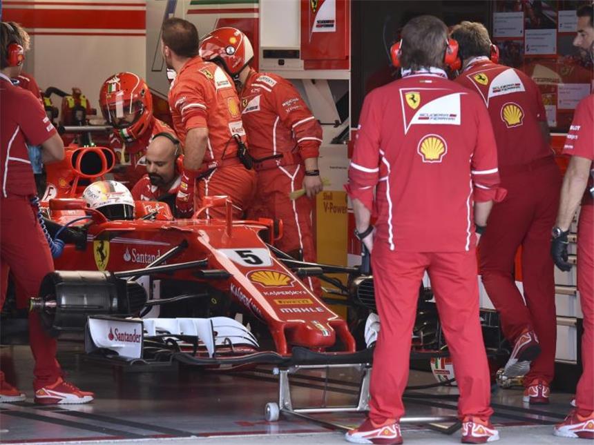 Vettel erlebt in Japan WM-Desaster - Hamilton vor Titel Die Mechaniker konnten die Probleme an Sebastian Vettels Ferrari nicht mehr beheben. Foto: Kazuhiro Nogi