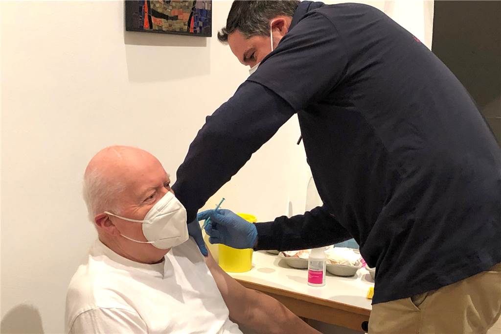 Halterner Hausarzt impft in der Kirche - Patienten sind glücklich Die Mediziner Klaus Heuwing (Foto) und Tina Holz unterstützten Dr. Heufers bei der Impfaktion.