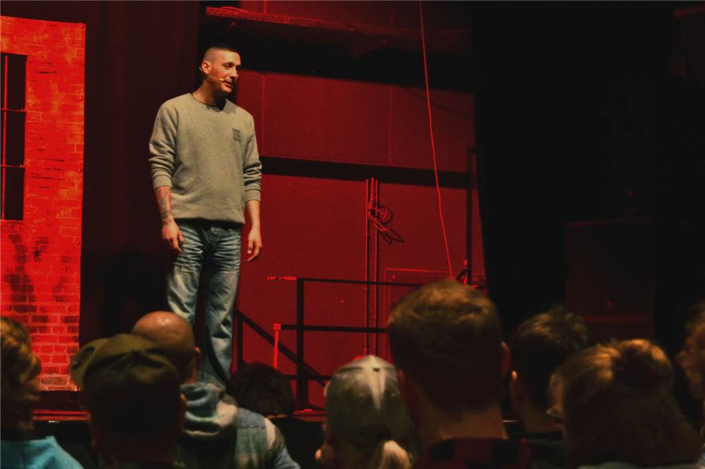 Ex-Junkie $ick beichtet im FZW seine Lebensgeschichte: Drogensucht und Kriminalität Die meiste Zeit spricht $ick frei zum Publikum.