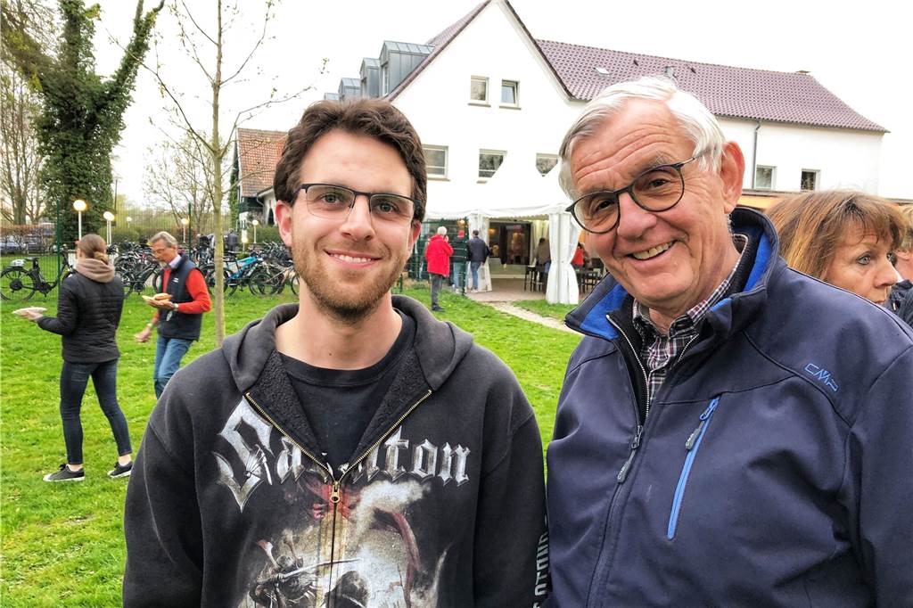 Um halb neun fiel der Ascheregen: „Es fühlt sich wieder richtig gut an“ Die meisten der Besucher waren bereits vor Anzünden des Feuers zum Gutshof Wellenbad gekommen.