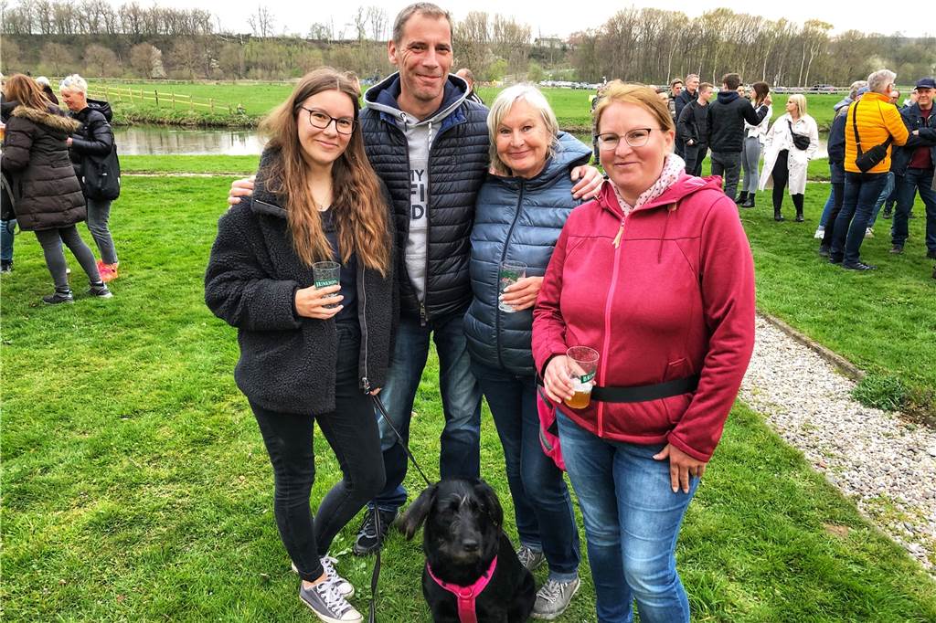 Um halb neun fiel der Ascheregen: „Es fühlt sich wieder richtig gut an“ Die meisten der Besucher waren bereits vor Anzünden des Feuers zum Gutshof Wellenbad gekommen.