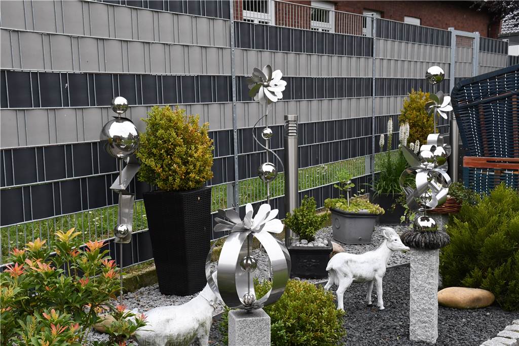 Edelstahl ist ihr Hobby: Der besondere Garten der Familie Hellenkamp Die meisten Edelstahl-Arbeiten drehen sich auch im Wind. Renate Hellenkamp macht sie mit der Hilfe ihres Mannes selbst.