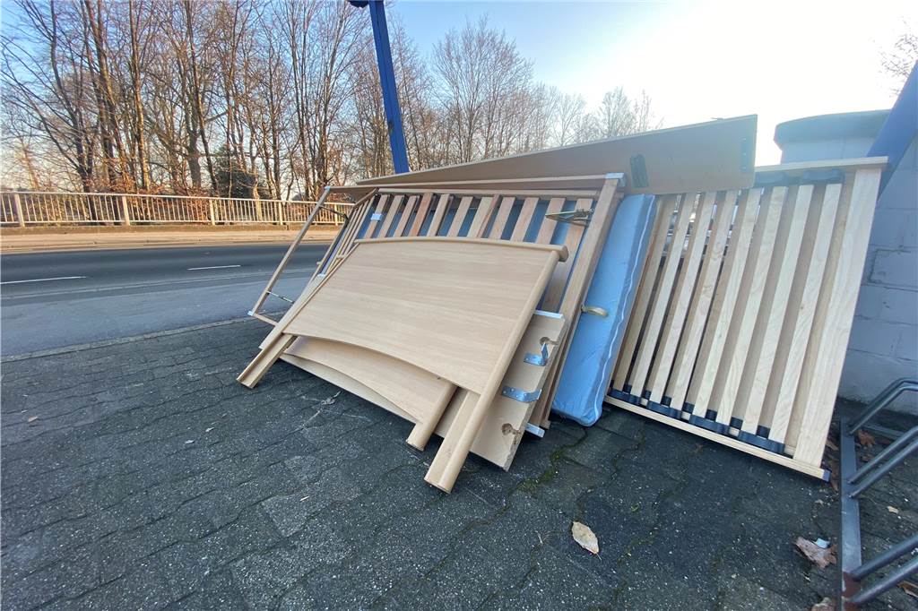 Am Samstag: Großer Sperrmüll-Tag jetzt auch in Dorstfeld Ein Haufen aus Sperrmüll, bestehend aus einem zerlegten Bett, einem Lattenrost und einer Matratze.