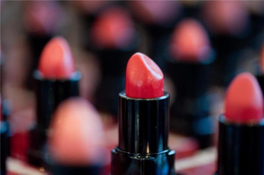 Test: Bedenkliche Stoffe in konventionellen Lippenstiften Die meisten konventionell hergestellten Lippenstifte basieren auf Fetten, die aus Erdöl hergestellt werden. In diesen können bedenkliche Stoffe stecken. Foto: Klaus-Dietmar Gabbert