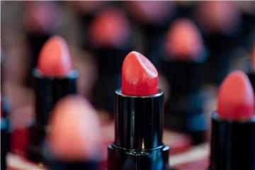Die meisten konventionell hergestellten Lippenstifte basieren auf Fetten, die aus Erdöl hergestellt werden. In diesen können bedenkliche Stoffe stecken. Foto: Klaus-Dietmar Gabbert