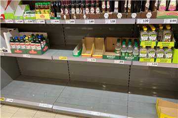 Die meisten Ölsorten im Olfener Netto sind ausverkauft. Lieferengpässe und Hamsterkäufe führen erneut zu leeren Regalen.