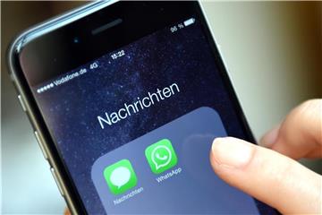 Die meisten Silvestergrüße werden wohl per „WhatsApp“ oder SMS den Adressaten erreichen. Denn 60 Prozent der Bundesbürger wollen dafür den digitalen Weg nutzen. Foto: Britta Pedersen/dpa-Zentralbild