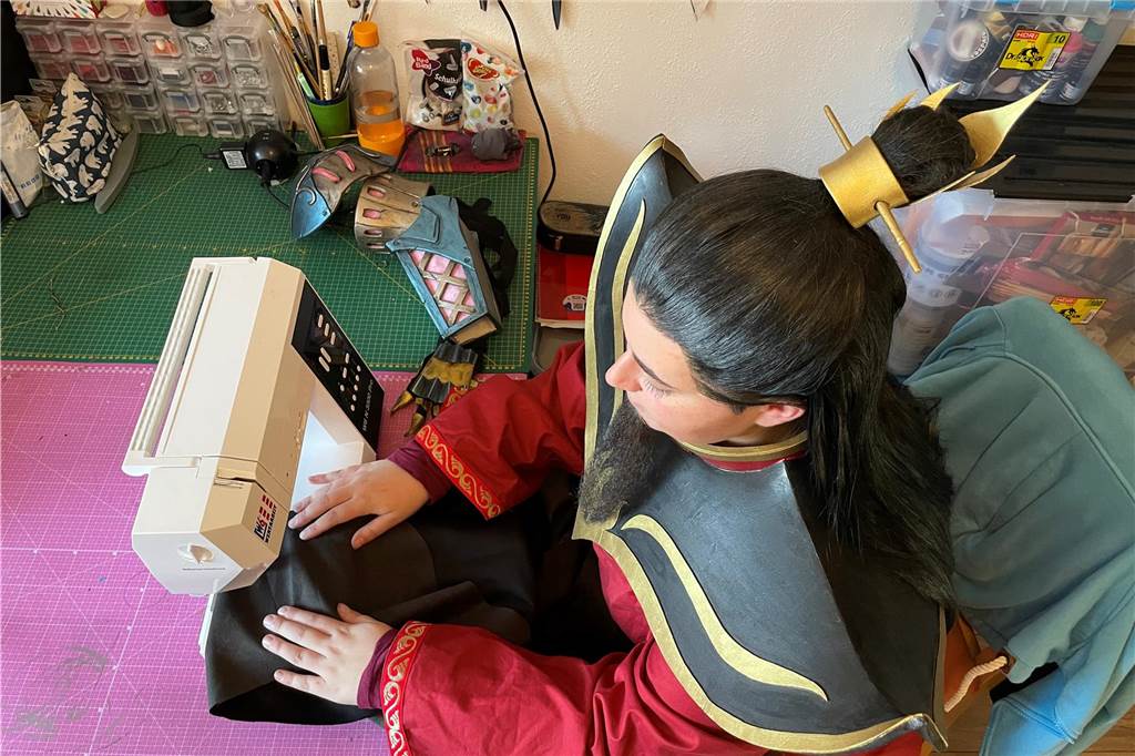 Kreatives Hobby: Anna Kortböyer aus Ahaus macht seit 10 Jahren Cosplay Anna Kortböyer sitzt an einer Nähmaschine