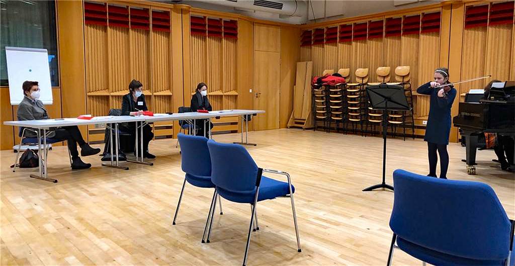 Die meisten Zuhörerplätze mussten leer bleiben - wegen der Corona-Pandemie. Hier Christina Amalia Seggewiße und die Jury beim Vortrag.