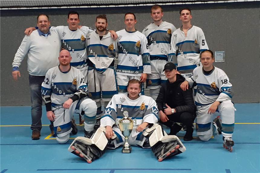 Entscheidung gefallen: Maidy Dogs steigen auf Die Meistermannschaft der Maidy Dogs nach ihrem letzten Saisonspiel