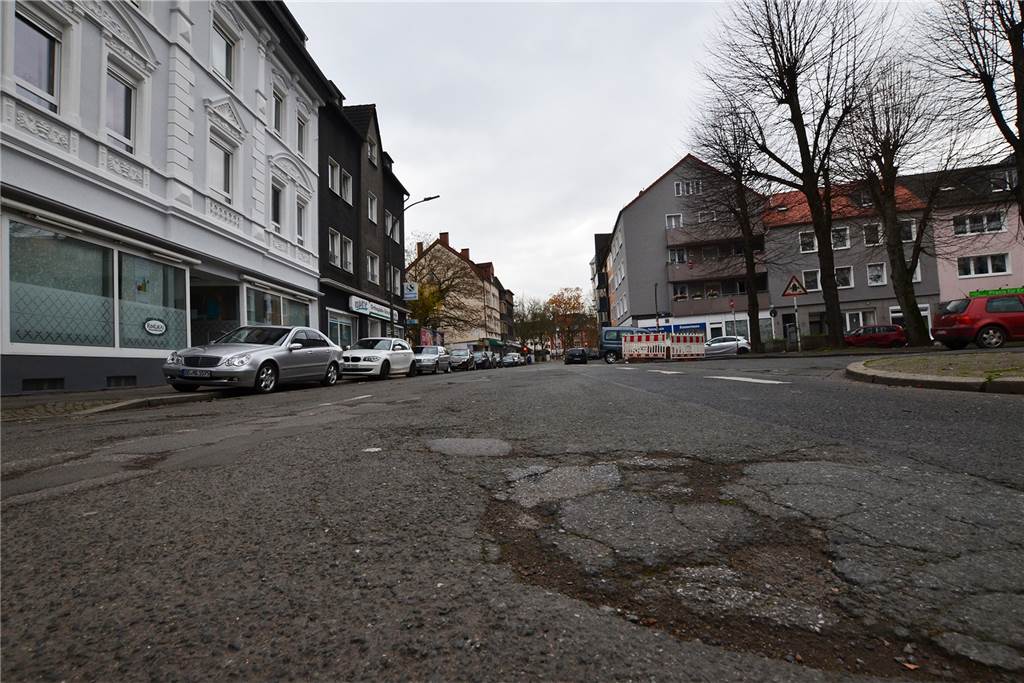 Ortskern-Sanierung beginnt – Geschäftsfrau hat gemischte Gefühle Die Mengeder Straße ist in einem erbärmlichen Zustand. Im Zuge der nun beginnenden Sanierung verringert die Stadt die Fahrbahnbreite von 7,80 Meter auf 5,50 Meter.