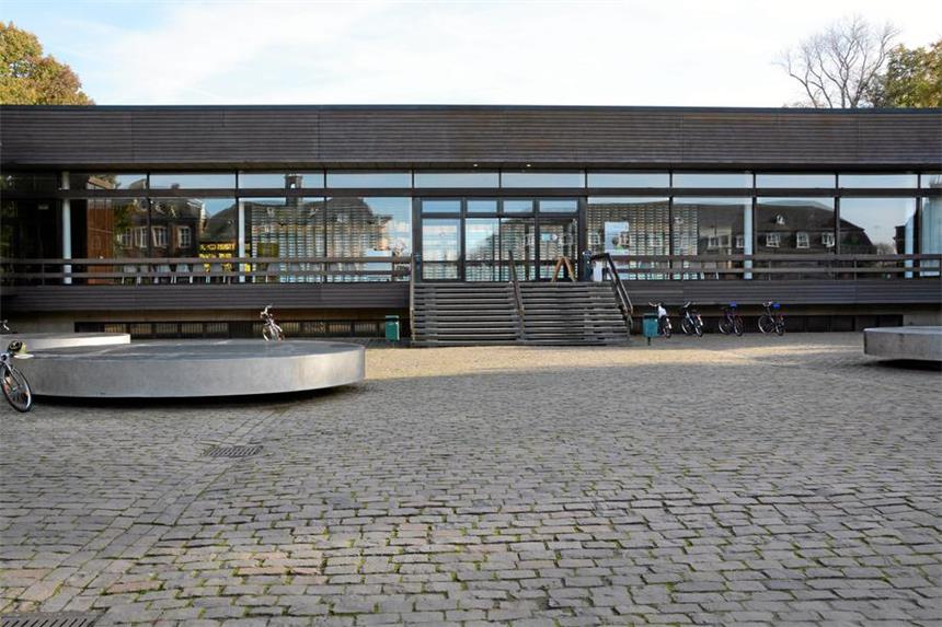 Wird die alte FHF-Mensa wieder ein Ort der Kultur? Die Mensa der Fachhochschule für Finanzen: Architektur der 70er-Jahre die sich in das barocke Schlossgelände einfügt. Auch die Kunst im Foyer und auf dem Vorplatz ließe sich nicht einfach an einen anderne Ort versetzen, begründen die Architekten ihren Antrag auf Denkmalschutz.