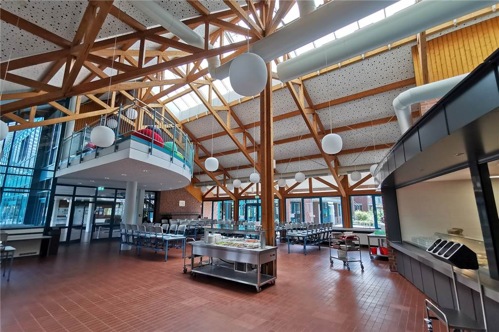 Mensa-Essen erlebt Aufschwung: Zwei Probleme sollen bald gelöst sein Leere Mensa der Wolfhelmschule