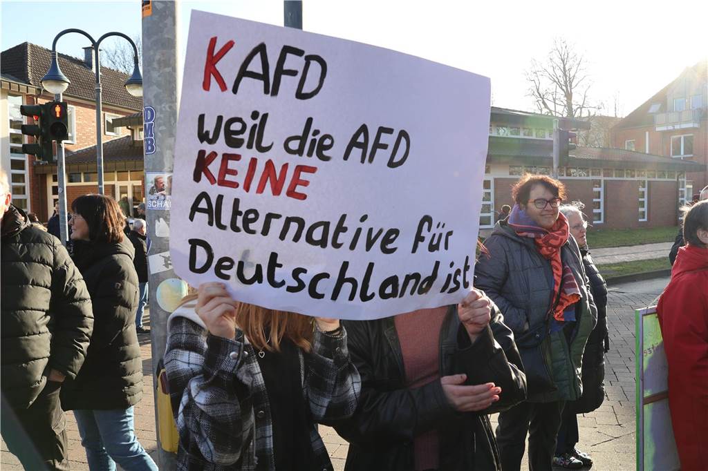 600 Schermbecker demonstrieren gegen Rechts Die Menschen auf dem Schermbecker Rathausplatz hielten zahlreiche Plakate und Transparente hoch.