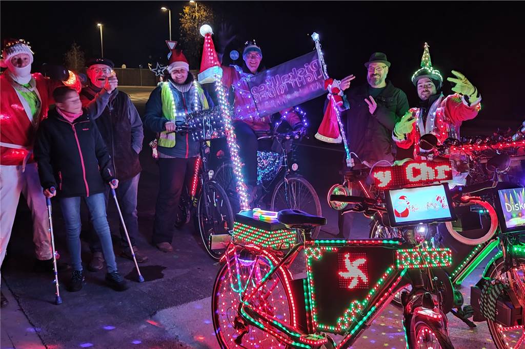 Diskallico als Nikolaus unterwegs: Zu Besuch auf den Weihnachtsmärkten Die Menschen im Münsterland sind begeistert, wenn sie Diskallico und die Lightrider bei ihren Touren treffen.