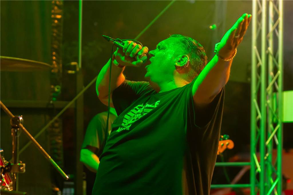 Die Menschen in der Lüner Innenstadt waren am Freitagabend in Partylaune. Am ersten Tag des Brunnenfestes heizten die Musik-Acts dem Publikum ordentlich ein. Wir waren mit der Kamera dabei.