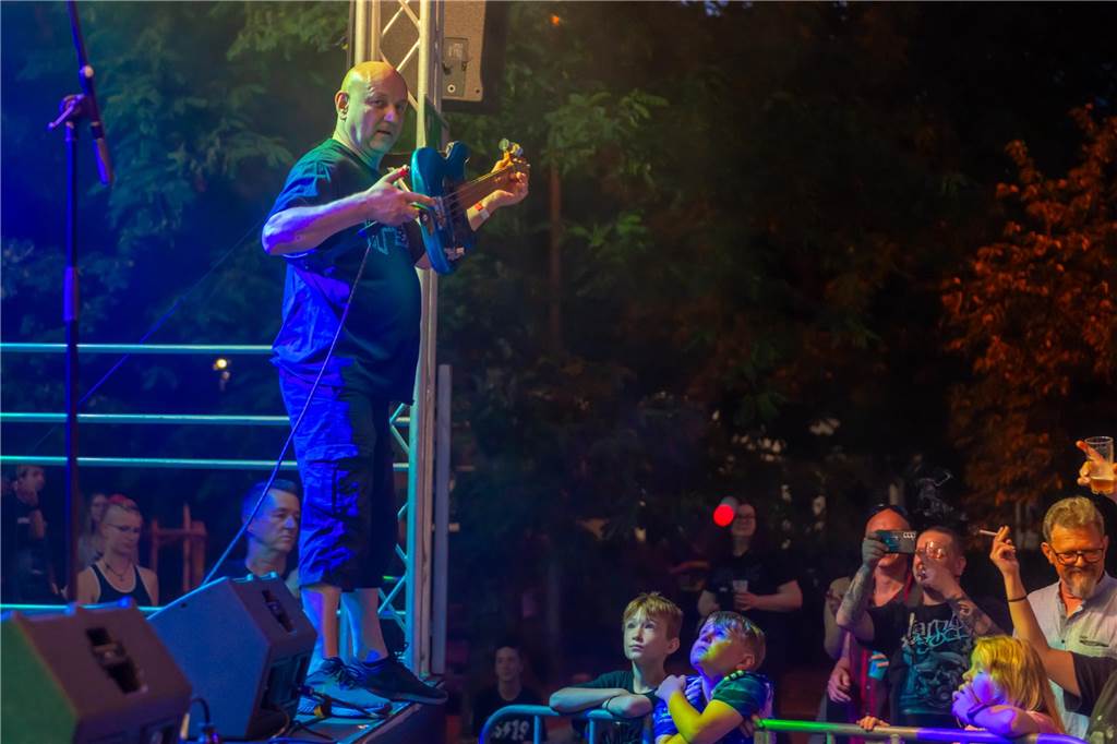 Die Menschen in der Lüner Innenstadt waren am Freitagabend in Partylaune. Am ersten Tag des Brunnenfestes heizten die Musik-Acts dem Publikum ordentlich ein. Wir waren mit der Kamera dabei.