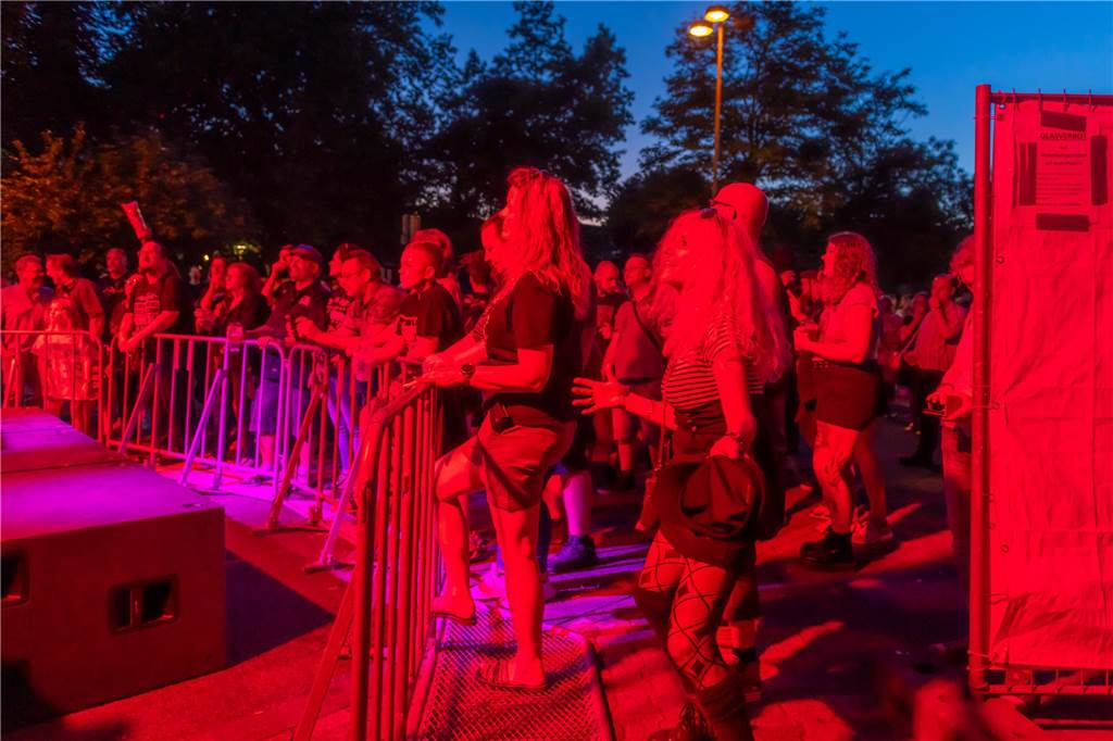 Die Menschen in der Lüner Innenstadt waren am Freitagabend in Partylaune. Am ersten Tag des Brunnenfestes heizten die Musik-Acts dem Publikum ordentlich ein. Wir waren mit der Kamera dabei.